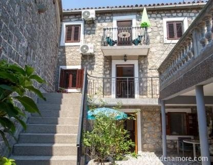 Monolocali Jela, a 5 min dalla spiaggia, , alloggi privati a Bečići, Montenegro - Studio apartments Jela